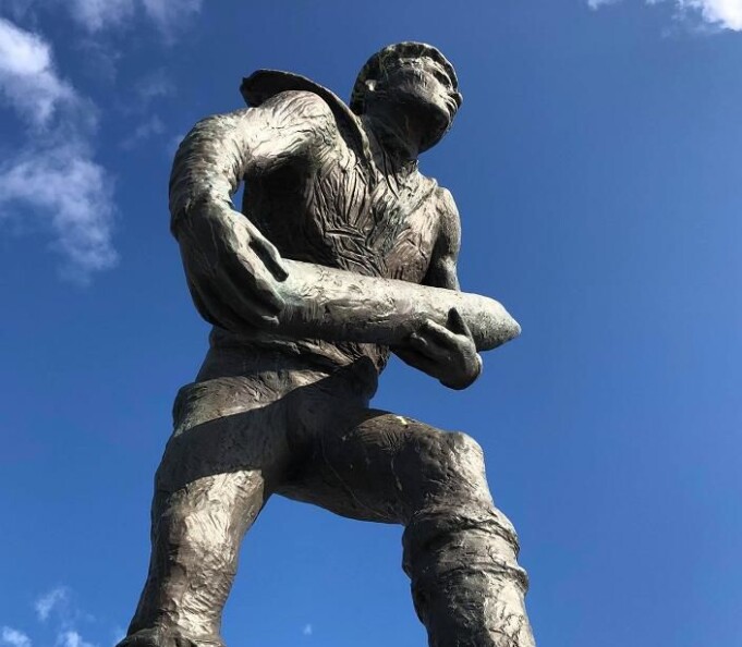 «Orlogsgasten» er laget av skulptøren Per Palle Storm og ble avduket av kong Harald i 1992. En kopi av monumentet står i Hermanville-sur-Mer i Normandie. Det ble også avduket av kong Harald V i 2004 ved 60 årsjubileet for invasjonen i Normandie. «Orlogsgasten» er laget av skulptøren Per Palle Storm og ble avduket av kong Harald i 1992. En kopi av monumentet står i Hermanville-sur-Mer i Normandie. Det ble også avduket av kong Harald V i 2004 ved 60 årsjubileet for invasjonen i Normandie.