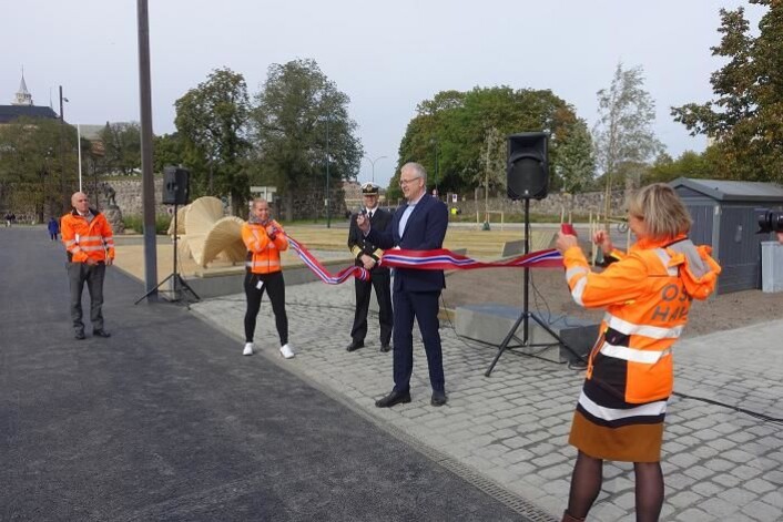 Oslo Havns styreleder Roger Schjerva sto for den høytidelige åpningen av den nye parken langs havnepromenaden på Akershuskaia. Foto: Oslo Havn KF Oslo Havns styreleder Roger Schjerva sto for den høytidelige åpningen av den nye parken langs havnepromenaden på Akershuskaia. Foto: Oslo Havn KF