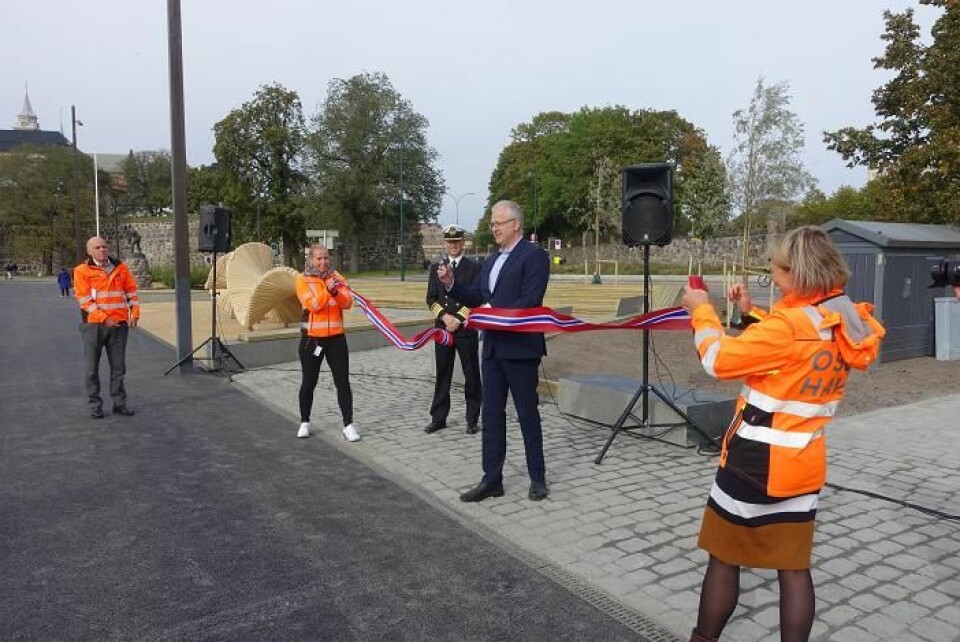 Oslo Havns styreleder Roger Schjerva sto for den høytidelige åpningen av den nye parken langs havnepromenaden på Akershuskaia. Foto: Oslo Havn KF