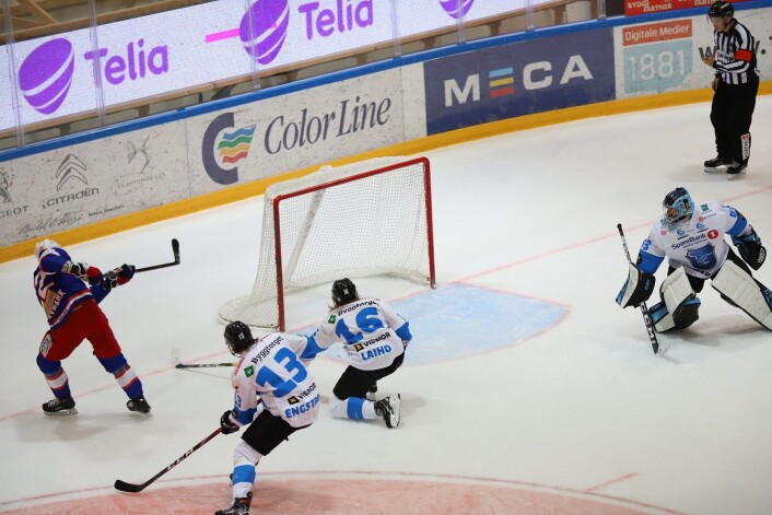 Martin Roimark på åpent mål i første periode, men vinkelen blir for skrå. Foto: André Kjernsli Martin Roimark på åpent mål i første periode, men vinkelen blir for skrå. Foto: André Kjernsli