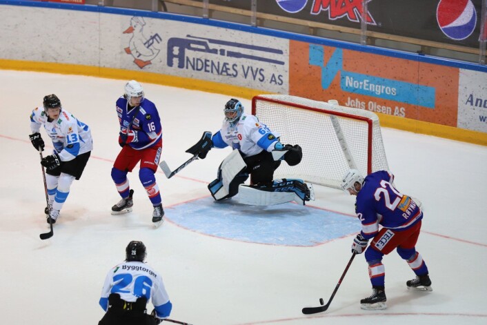 Pucken ruller over kølla til Martin Røymark, symptomatisk for kampen. Foto: André Kjernsli Pucken ruller over kølla til Martin Røymark, symptomatisk for kampen. Foto: André Kjernsli