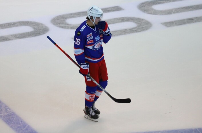 Det ble tidlig dusj på Magnus Brekke Henriksen i kveld. Foto: André Kjernsli Det ble tidlig dusj på Magnus Brekke Henriksen i kveld. Foto: André Kjernsli