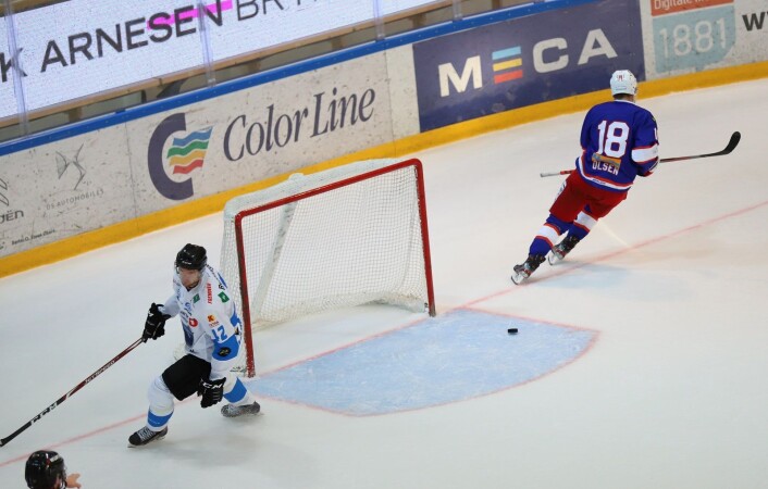 Thomas Olsen setter pucken i tomt bur og fastsetter sluttresultatet til 3-1. Foto: André Kjernsli Thomas Olsen setter pucken i tomt bur og fastsetter sluttresultatet til 3-1. Foto: André Kjernsli