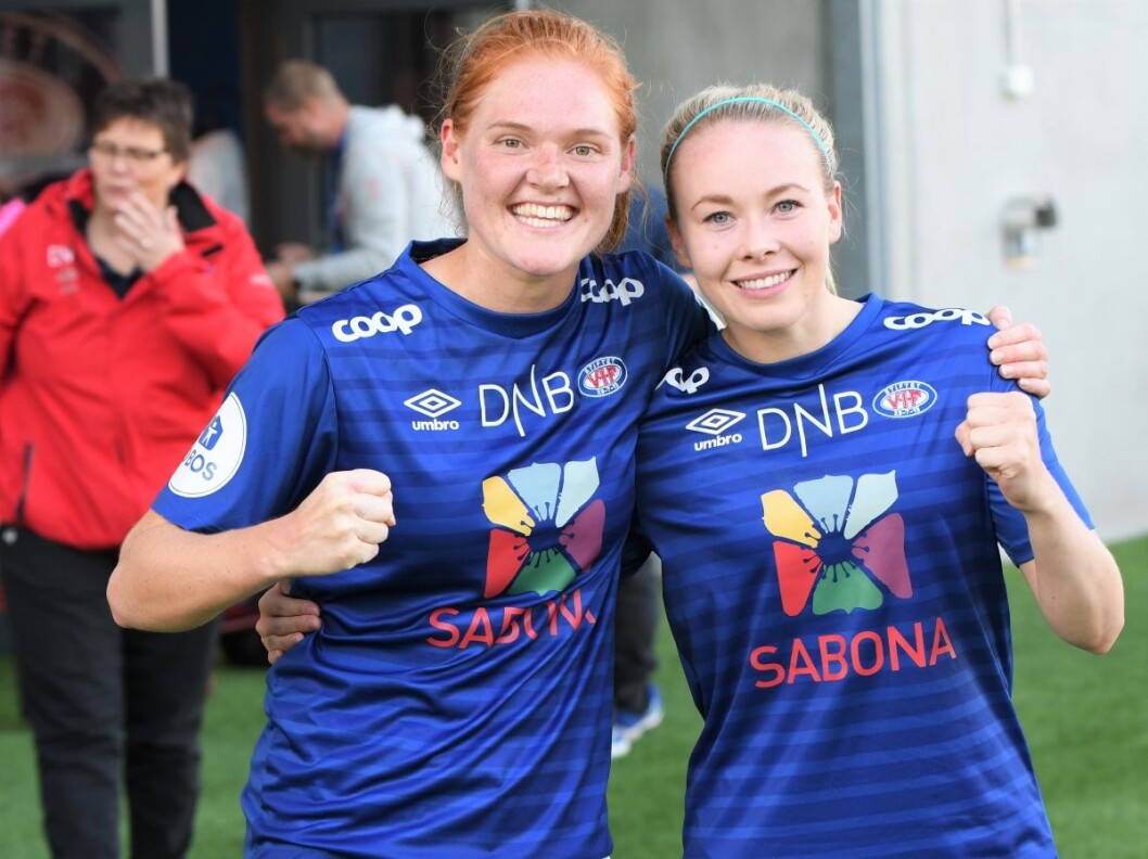 Stine Ballisager Pedersen og Tina Dalgård er viktige brikker i Vålerengas bunnsolide forsvar. Her jubler de etter lørrdagens 3-1-seier over Trondheims-Ørn. Foto: Christian Boger Stine Ballisager Pedersen og Tina Dalgård er viktige brikker i Vålerengas bunnsolide forsvar. Her jubler de etter lørrdagens 3-1-seier over Trondheims-Ørn. Foto: Christian Boger