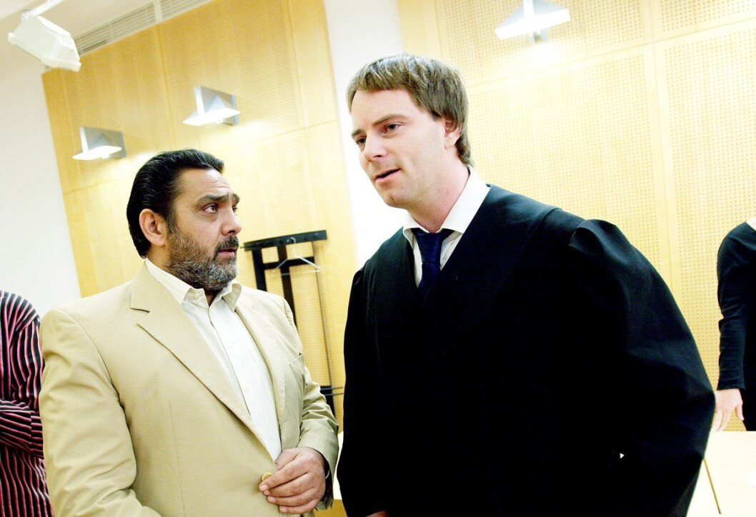 Rene "Roma" Karoli fotgrafert med aktor, politiadvokat Per Håkon Sand (t.h.) under en rettssak i 2008. Foto: Stian Lysberg Solum / SCANPIX Rene "Roma" Karoli fotgrafert med aktor, politiadvokat Per Håkon Sand (t.h.) under en rettssak i 2008. Foto: Stian Lysberg Solum / SCANPIX