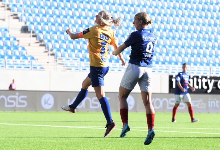 Vålerengas toppscorer Natasha Dowie har akkurat satt hodet på ballen og scoret sitt siste mål i norsk kvinnefotball. Foto: Christian Boger Vålerengas toppscorer Natasha Dowie har akkurat satt hodet på ballen og scoret sitt siste mål i norsk kvinnefotball. Foto: Christian Boger