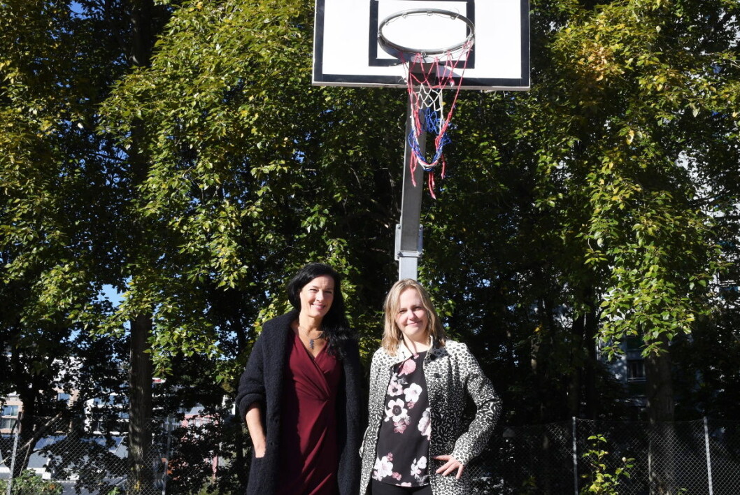 Nabo til Grünerhagen ballplass, Kirsti Ulvestad (t.v) og lokalpolitiker Anita Wold (V), ønsker at kommunen gjør mer for å vedlikeholde ballplassen. Foto: Christian Boger Nabo til Grünerhagen ballplass, Kirsti Ulvestad (t.v) og lokalpolitiker Anita Wold (V), ønsker at kommunen gjør mer for å vedlikeholde ballplassen. Foto: Christian Boger