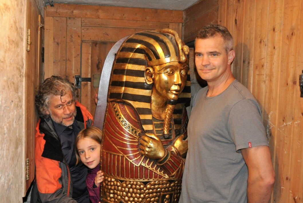 Ram Gupta får Olivia Bettum til å posere inne i mumiekisten mens pappa og egyptolog Anders Bettum presser seg mot veggen. Foto: Arnsten Linstad Ram Gupta får Olivia Bettum til å posere inne i mumiekisten mens pappa og egyptolog Anders Bettum presser seg mot veggen. Foto: Arnsten Linstad
