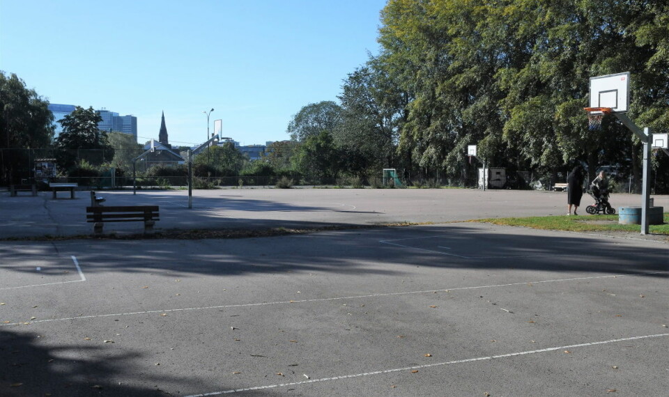 Den store ballplassen vis-a-vis studentsiloen på Grünerløkka er først og fremst anlagt for å gi et tilbud til basketballspillere. Foto: Christian Boger