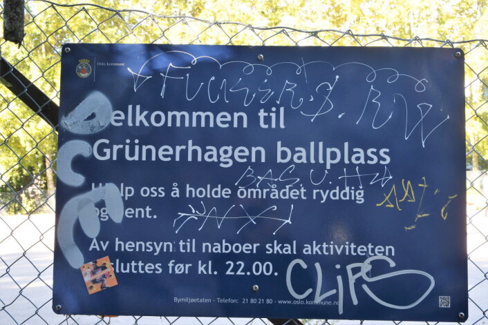 Et skilt ved inngangen til ballplassen slår fast at banen er stengt etter klokken 22. Dette respekteres i liten gard av brukerne. Foto: Christian Boger Et skilt ved inngangen til ballplassen slår fast at banen er stengt etter klokken 22. Dette respekteres i liten gard av brukerne. Foto: Christian Boger