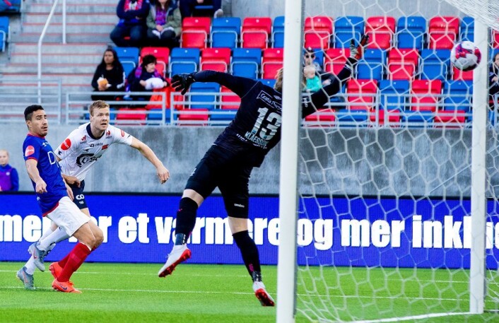 Vikings Even Østensen scorer Vikings første mål etter bare fem minutters spill. Siddisenes tomålsscorer var en pest og en plage for VIF-forsvaret. Foto: Stian Lysberg Solum / NTB scanpix Vikings Even Østensen scorer Vikings første mål etter bare fem minutters spill. Siddisenes tomålsscorer var en pest og en plage for VIF-forsvaret. Foto: Stian Lysberg Solum / NTB scanpix