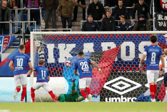 Vikings keeper Iven Austbø redder straffe fra Bård Finne. Foto: Stian Lysberg Solum / NTB scanpix Vikings keeper Iven Austbø redder straffe fra Bård Finne. Foto: Stian Lysberg Solum / NTB scanpix
