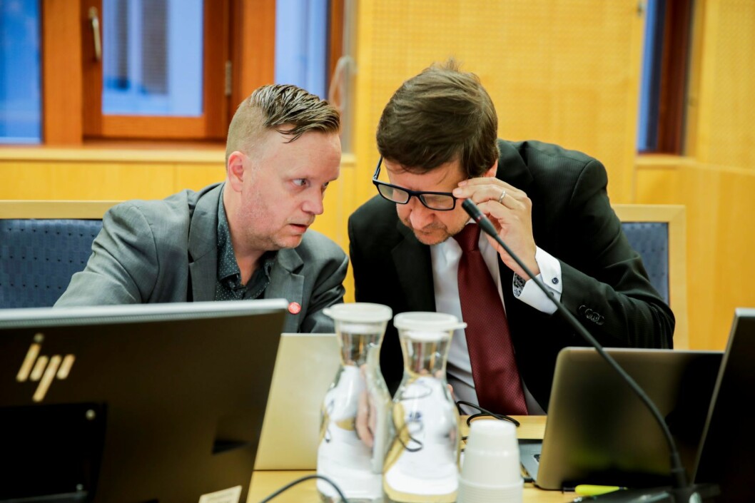 Styreleder Morten Malmin (til venstre) i Folkeaksjonen Nei til mer bompenger (FNB) sammen med advokat John Christian Elden i Oslo byfogdembete. Foto: Vidar Ruud / NTB scanpix