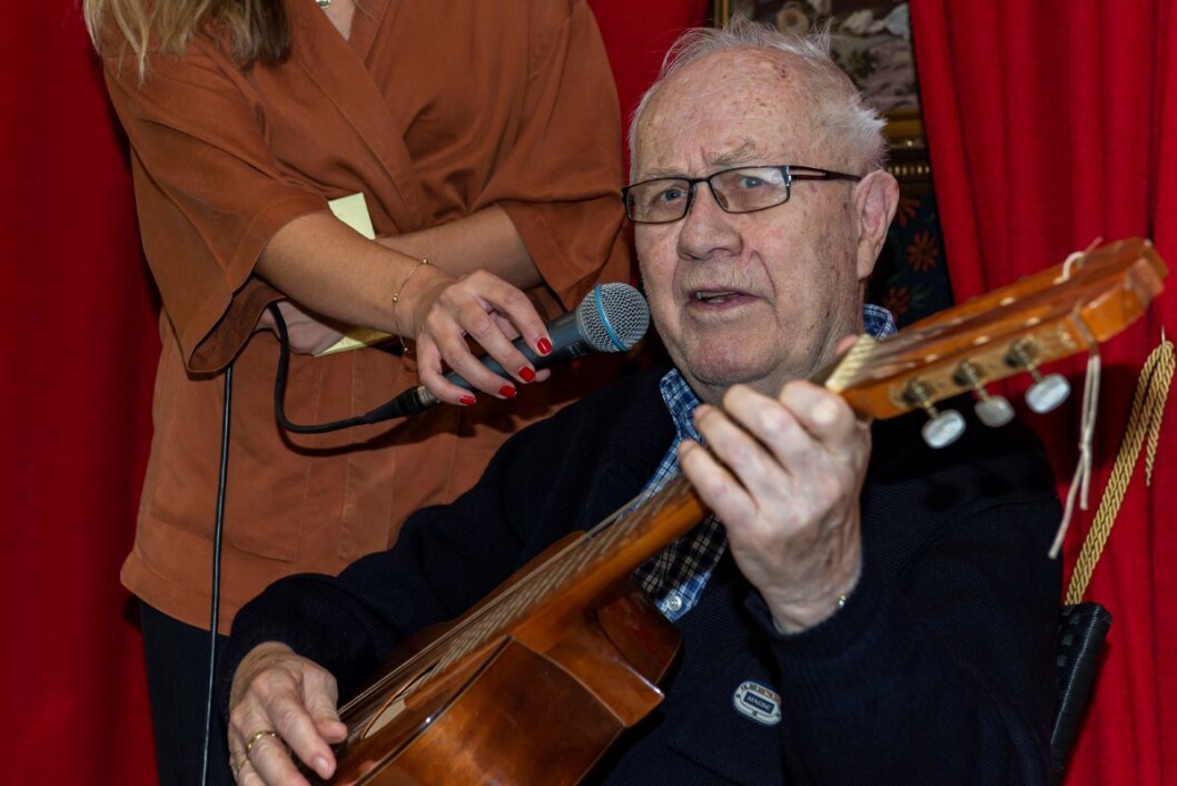 Med fyldig og god bassrøst synger Eivind Karlsen Lykkeliten til eget akkompagnement. Det godt å få vise hva en kan,og det gjør også godt med applaus. Foto: Morten Lauveng Jørgensen Med fyldig og god bassrøst synger Eivind Karlsen Lykkeliten til eget akkompagnement. Det godt å få vise hva en kan,og det gjør også godt med applaus. Foto: Morten Lauveng Jørgensen
