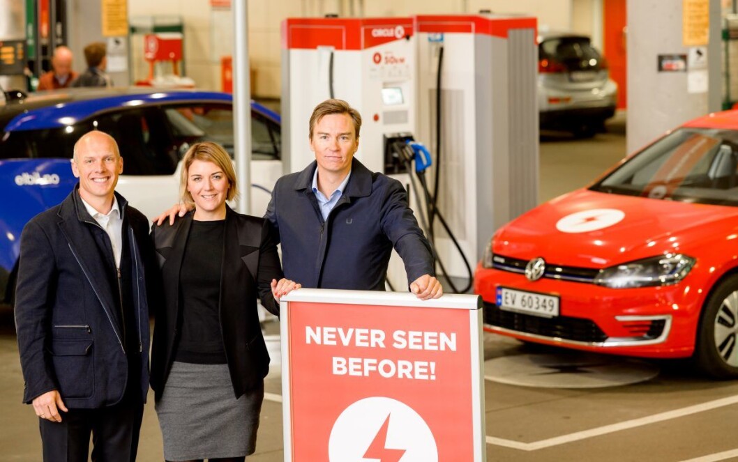 Christina Bu fra Elbilforeningen foretok den offisielle åpningen. Her sammen med Circle Ks norgessjef Sverre Rosén (t.v) og Håkon Stiksrud, direktør for e-mobility i Circle K. Foto: Terje Borud Christina Bu fra Elbilforeningen foretok den offisielle åpningen. Her sammen med Circle Ks norgessjef Sverre Rosén (t.v) og Håkon Stiksrud, direktør for e-mobility i Circle K. Foto: Terje Borud