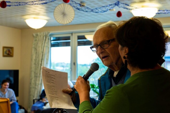 Knut Sparre liker å stå foran en forsamling. Han var beboeren som var tennpluggen som fikk start på forestillingene. Her leser han dikt sammen med Hilda Vergara. Foto: Morten Lauveng Jørgensen Knut Sparre liker å stå foran en forsamling. Han var beboeren som var tennpluggen som fikk start på forestillingene. Her leser han dikt sammen med Hilda Vergara. Foto: Morten Lauveng Jørgensen