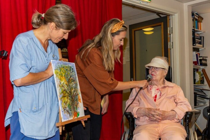 � Slik så treet utenfor vinduet mitt ut forrige torsdag, forteller <strong>Grete Hagen</strong>. Hun imponerte med maleriene sine. <strong>Elin Anker</strong> holder maleriet og Kristine Thomassen intervjuer kunstneren. Foto: Morten Lauveng Jørgensen � Slik så treet utenfor vinduet mitt ut forrige torsdag, forteller <strong>Grete Hagen</strong>. Hun imponerte med maleriene sine. <strong>Elin Anker</strong> holder maleriet og Kristine Thomassen intervjuer kunstneren. Foto: Morten Lauveng Jørgensen
