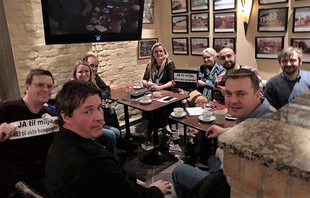 Fred og fordragelighet da FNB Oslo var i ferd med å bli stiftet på Lilleaker-restauranten Cactus. Nå tilhører flere av de avbildede hver sin fløy, som begge hevder de er det legitime fylkespartiet. Fra venstre mot høyre: Truls Tunmo (ikke aktiv i FNB) mot Bjørn Revil , Britt Fossum, Per Ivar Bergo, Christin Tintin, Cecilie Lyngby, Samrand Kezhri, Paal Martin Sharman og Daniel Stephanek. Foto: Cecilie Lyngby Fred og fordragelighet da FNB Oslo var i ferd med å bli stiftet på Lilleaker-restauranten Cactus. Nå tilhører flere av de avbildede hver sin fløy, som begge hevder de er det legitime fylkespartiet. Fra venstre mot høyre: Truls Tunmo (ikke aktiv i FNB) mot Bjørn Revil , Britt Fossum, Per Ivar Bergo, Christin Tintin, Cecilie Lyngby, Samrand Kezhri, Paal Martin Sharman og Daniel Stephanek. Foto: Cecilie Lyngby
