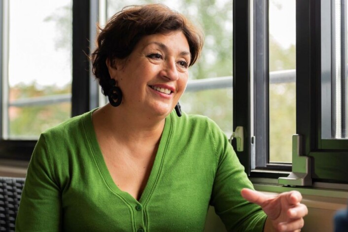 Hjelpepleier Hilda Celia Ruiz Vergara har mye av æren for at beboerne får komme ut med sine kunstneriske bidrag. Foto: Morten Lauveng Jørgensen Hjelpepleier Hilda Celia Ruiz Vergara har mye av æren for at beboerne får komme ut med sine kunstneriske bidrag. Foto: Morten Lauveng Jørgensen