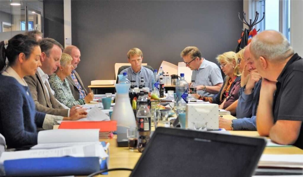 Bystyrets kontrollutvalg har besluttet at miljøbyråd Lan Marie Bergs håndtering av lovbruddene ved den kommunale energigjenvinningsetaten EGE skal granskes. I enden av bordet; utvlgsleder Ola Kvisgaard (H). Foto: Arnsten Linstad. Bystyrets kontrollutvalg har besluttet at miljøbyråd Lan Marie Bergs håndtering av lovbruddene ved den kommunale energigjenvinningsetaten EGE skal granskes. I enden av bordet; utvlgsleder Ola Kvisgaard (H). Foto: Arnsten Linstad.