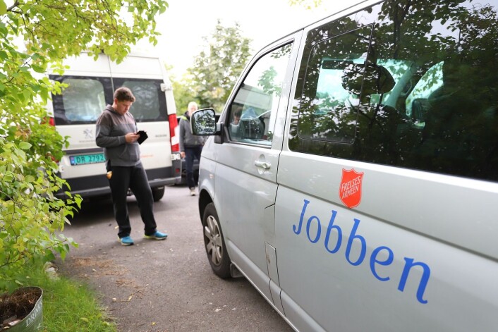 Dagens første hage er ferdigplukket og Tony Sømarken finner den neste adressen de skal til. Foto: André Kjernsli Dagens første hage er ferdigplukket og Tony Sømarken finner den neste adressen de skal til. Foto: André Kjernsli