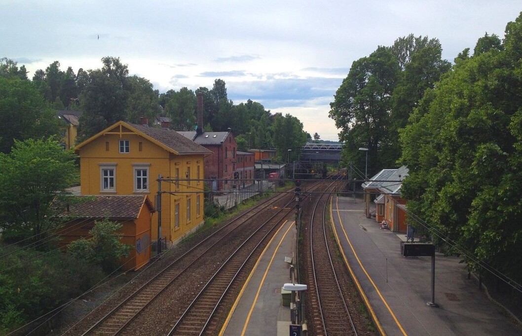 At sporet er sperret, skaper problemer for lokaltoget mellom Asker og Lillestrøm. Vy opplyser at strekningen mellom Alna og Oslo S er stengt for trafikk. Foto: kjetil r / Wikipedia At sporet er sperret, skaper problemer for lokaltoget mellom Asker og Lillestrøm. Vy opplyser at strekningen mellom Alna og Oslo S er stengt for trafikk. Foto: kjetil r / Wikipedia
