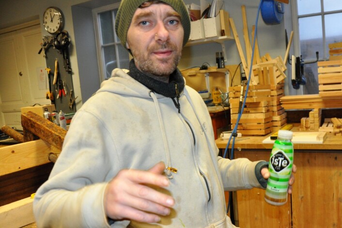 Nylig ble Jobben norgesmestere i honning. Lars er blant dem som har fått birøkterkurs av Frelsesarmeen. Foto: Arnsten Linstad Nylig ble Jobben norgesmestere i honning. Lars er blant dem som har fått birøkterkurs av Frelsesarmeen. Foto: Arnsten Linstad