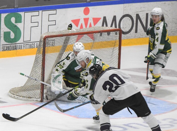 Furuset unggutten Trym Dalebråten Auren fikk starte for Grüner. Her er han farlig frampå mot MS-keeper Eric Fröberg. Foto: Christian Boger Furuset unggutten Trym Dalebråten Auren fikk starte for Grüner. Her er han farlig frampå mot MS-keeper Eric Fröberg. Foto: Christian Boger