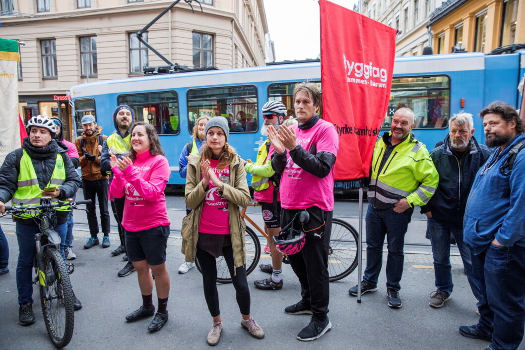 I natt kunne sykkelbudene juble over å ha fått tariffavtale etter 14 timers mekling. Her er de samlet utenfor riksmeklerens hovedkontor før meklingen startet torsdag ettermiddag.
Foto: Ole Berg-Rusten / NTB scanpix I natt kunne sykkelbudene juble over å ha fått tariffavtale etter 14 timers mekling. Her er de samlet utenfor riksmeklerens hovedkontor før meklingen startet torsdag ettermiddag.
Foto: Ole Berg-Rusten / NTB scanpix