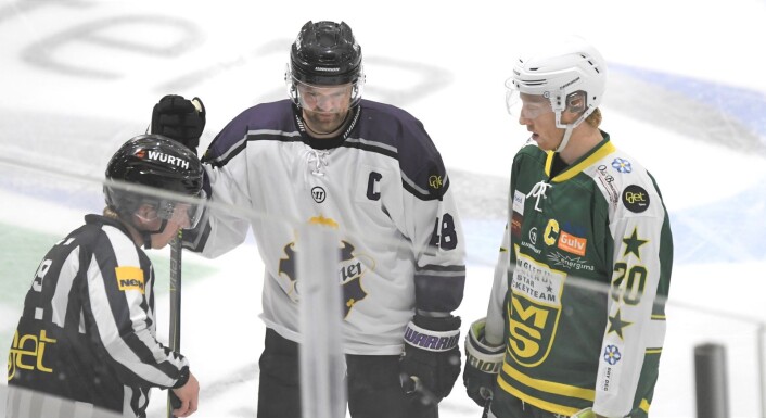 Det å sparke pucken i mål er ikke tillatt i hockey. Her diskuterer Grüner-kaptein Sebastian Skaar og hans MS-motpart det annullerte målet med en av dommerne. Foto: Christian Boger Det å sparke pucken i mål er ikke tillatt i hockey. Her diskuterer Grüner-kaptein Sebastian Skaar og hans MS-motpart det annullerte målet med en av dommerne. Foto: Christian Boger