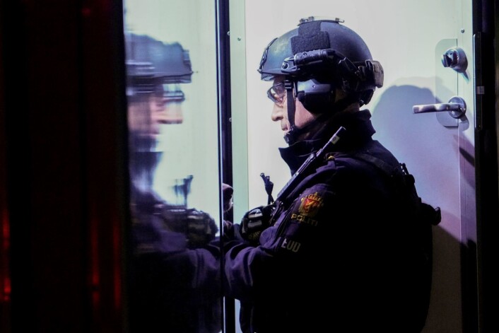 Bombegruppa til politiet ble tilkalt til toget. Foto: Fredrik Hagen / NTB scanpix Bombegruppa til politiet ble tilkalt til toget. Foto: Fredrik Hagen / NTB scanpix