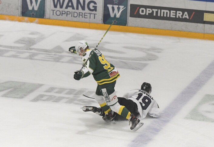 Torsdagens byderby mot MS ble nærmest et mageplask for Grüner-gutta. Her er det Jesper Öhrwall som må bite i isen. Foto: Christian Boger Torsdagens byderby mot MS ble nærmest et mageplask for Grüner-gutta. Her er det Jesper Öhrwall som må bite i isen. Foto: Christian Boger