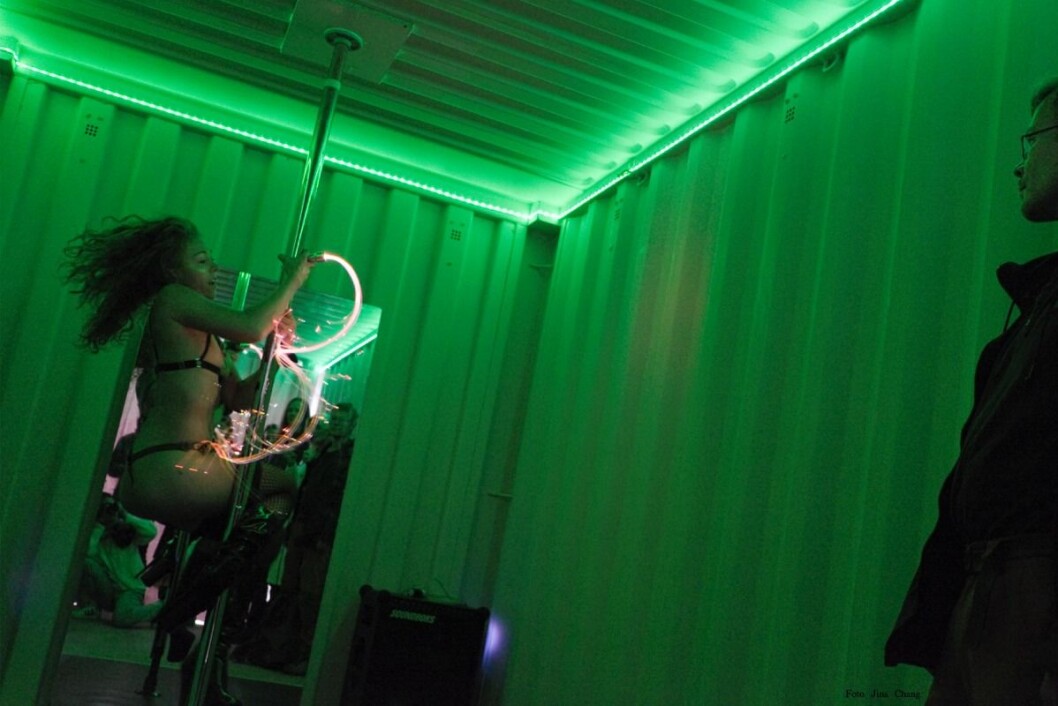Venus som poledancer. Hvor slutter kunster, og hvor begynner erotikken. Hvor går dine grenser. Det er noen av spørsmåle Magnus Jung-Kopperud og Madelien Håkansson vil stille med utstillingen Venus som Poledancer. Foto: Jina Chang Venus som poledancer. Hvor slutter kunster, og hvor begynner erotikken. Hvor går dine grenser. Det er noen av spørsmåle Magnus Jung-Kopperud og Madelien Håkansson vil stille med utstillingen Venus som Poledancer. Foto: Jina Chang
