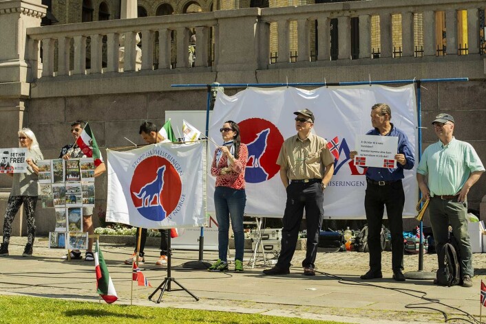 Sian demonstrerer foran Stortinget i juni 2018 for ytringsfrihet for Tommy Robinson, leder av European Defence League. Foto: Morten Lauveng Jørgensen Sian demonstrerer foran Stortinget i juni 2018 for ytringsfrihet for Tommy Robinson, leder av European Defence League. Foto: Morten Lauveng Jørgensen