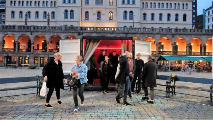 Magnus Jung-Kopperud var godt fornøyd med publikumsreaksjonene under kunstutstillingen på Youngstorget. Foto: Jina Chang Magnus Jung-Kopperud var godt fornøyd med publikumsreaksjonene under kunstutstillingen på Youngstorget. Foto: Jina Chang