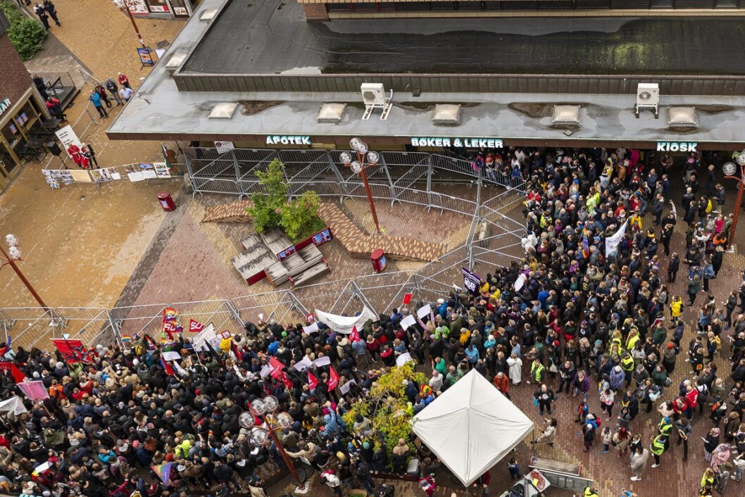 Rundt 1000 mennesker sendte en klar melding til Sian om at de ikke var velkomne på Tøyen. Foto: Morten Lauveng Jørgensen Rundt 1000 mennesker sendte en klar melding til Sian om at de ikke var velkomne på Tøyen. Foto: Morten Lauveng Jørgensen
