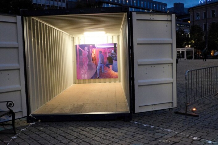 I to rom kunne publikum se Magnus Jung-Kopperuds malerier med motiver fra en strippeklubb. Er dette kunst, eller erotikk? ville kunstneren vite. Foto: Jina Chang I to rom kunne publikum se Magnus Jung-Kopperuds malerier med motiver fra en strippeklubb. Er dette kunst, eller erotikk? ville kunstneren vite. Foto: Jina Chang
