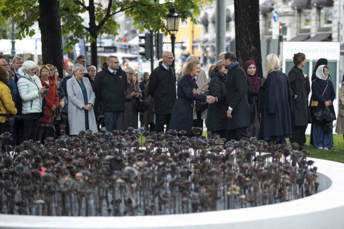 Biskop i Oslo bispedømme, Kari veiteberg, hilser på kronprins Haakon Magnus. Foto: Olav Helland Biskop i Oslo bispedømme, Kari veiteberg, hilser på kronprins Haakon Magnus. Foto: Olav Helland