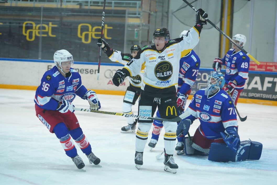 Stavangers Ludvig Hoff jubler for sin 0-1-scoring under eliteseriekampen i ishockey mellom Vålerenga og Stavanger i Furuset Forum lørdag. Foto: Fredrik Hagen / NTB scanpix Stavangers Ludvig Hoff jubler for sin 0-1-scoring under eliteseriekampen i ishockey mellom Vålerenga og Stavanger i Furuset Forum lørdag. Foto: Fredrik Hagen / NTB scanpix