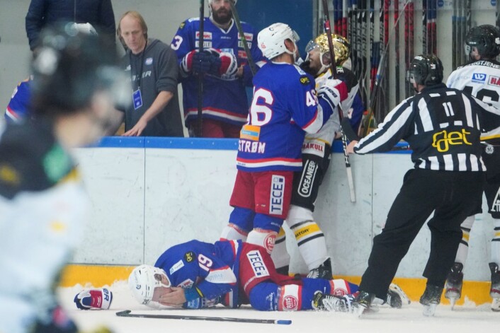 Vålerengas Jonas Oppøyen ligger nede med skade etter en takling fra Mathias Trettenes (t.h). Foto: Fredrik Hagen / NTB scanpix Vålerengas Jonas Oppøyen ligger nede med skade etter en takling fra Mathias Trettenes (t.h). Foto: Fredrik Hagen / NTB scanpix