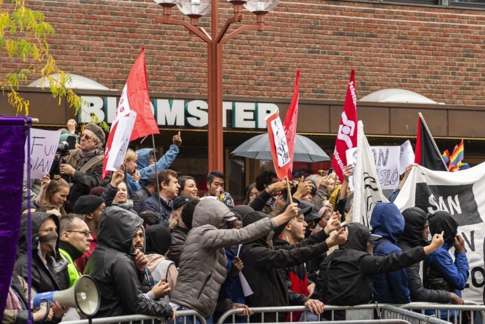 Lokalbefolkningen stilte massivt opp mot Sians markering på Tøyen torg. Refrenget var at Sian ikke var velkomne på Tøyen. Foto: Morten Lauveng Jørgensen Lokalbefolkningen stilte massivt opp mot Sians markering på Tøyen torg. Refrenget var at Sian ikke var velkomne på Tøyen. Foto: Morten Lauveng Jørgensen