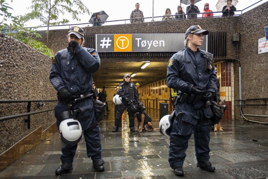 Massivt politioppbud på Tøyen torg. Foto: Morten Lauveng Jørgensen Massivt politioppbud på Tøyen torg. Foto: Morten Lauveng Jørgensen