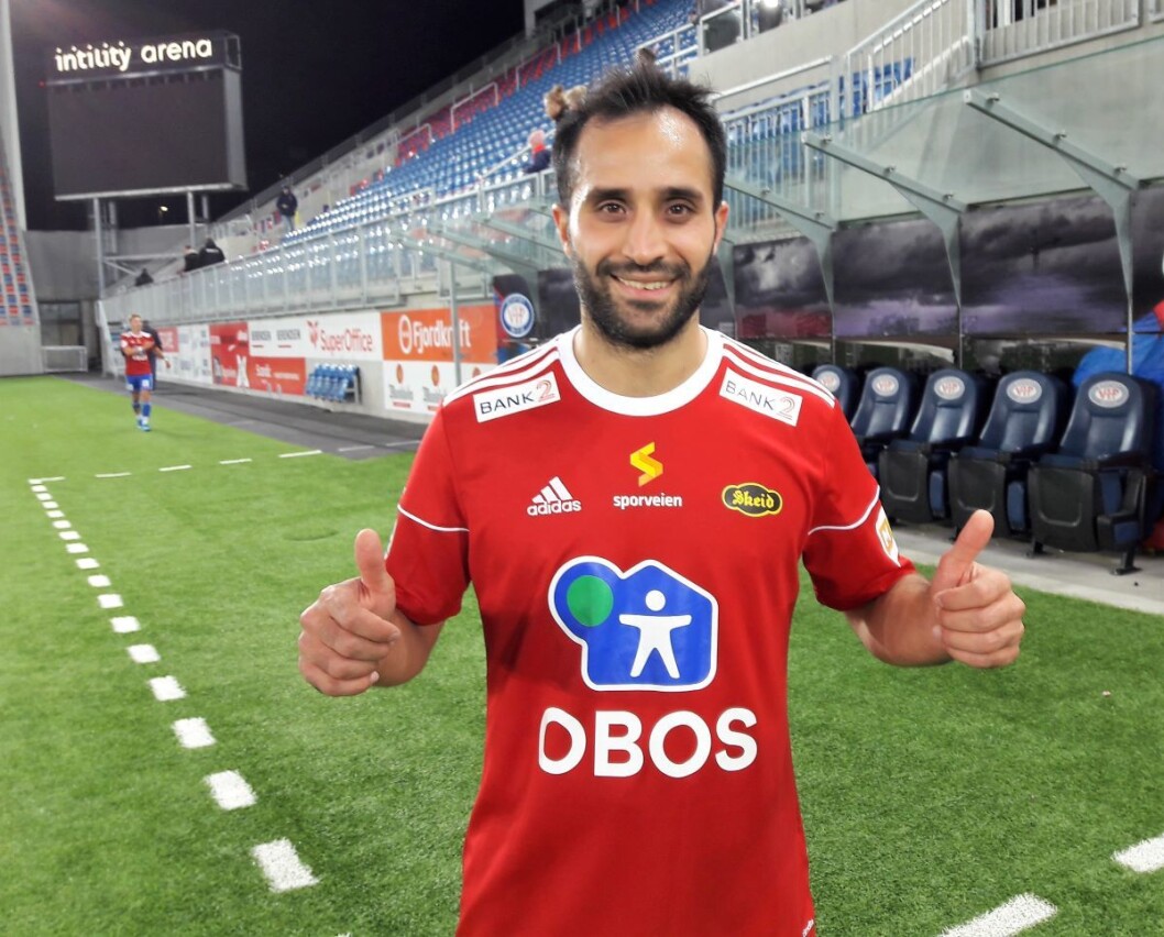 To tomler opp for Musrafa Hassan Ahmad og Skeid. Innbytterens utligning på overtid var omtrent det eneste som varmet skeidtilhengerne i kampen mot Strømmen. Foto: Anders Høilund To tomler opp for Musrafa Hassan Ahmad og Skeid. Innbytterens utligning på overtid var omtrent det eneste som varmet skeidtilhengerne i kampen mot Strømmen. Foto: Anders Høilund