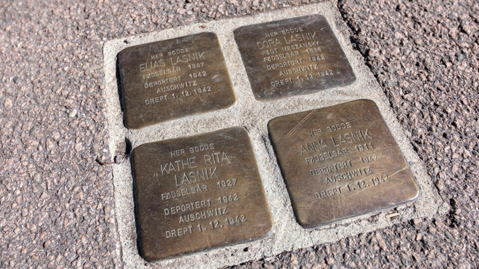 Snublesteinene til familien Lasnik i Hertzbergsgate 7B. Flere steder i Oslo er det lagt ned steiner til mine om norske jøder som ble drept i Holocaust.  Foto: Thor Langfeldt