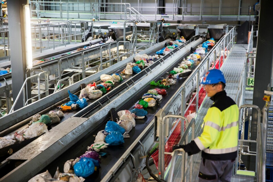 Forbrenningsanlegget på Klemetsrud sorterer søppel fra privathusholdning. Plasten i blå poser går til Tyskland. Foto: Berit Roald / NTB scanpix