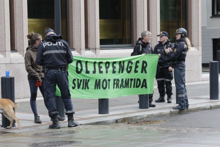 Aksjonistene fra Extinction Rebellio som sto utenfor Norges Bank er ikke bøtelagt etter saken i tingretten. Foto: Terje Bendiksby / NTB scanpix Aksjonistene fra Extinction Rebellio som sto utenfor Norges Bank er ikke bøtelagt etter saken i tingretten. Foto: Terje Bendiksby / NTB scanpix