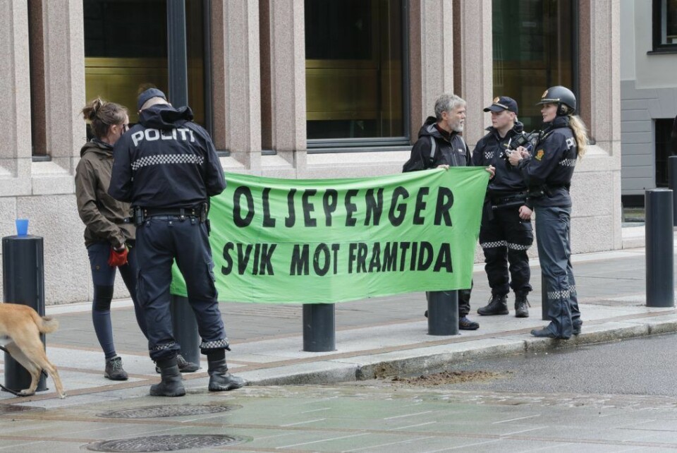 Aksjonistene fra Extinction Rebellio som sto utenfor Norges Bank er ikke bøtelagt etter saken i tingretten. Foto: Terje Bendiksby / NTB scanpix