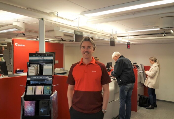 Daglig leder Finn Otto Aarseth i Grünerløkka postkontor. Aarseth, som har valgt å gå for den mer tradisjonelle (og utvilsomt mye kulere) tittelen "postmester" på visittkortet, synes det er trist at postkontoret han leder forsvinner. Foto: Tarjei Kidd Olsen Daglig leder Finn Otto Aarseth i Grünerløkka postkontor. Aarseth, som har valgt å gå for den mer tradisjonelle (og utvilsomt mye kulere) tittelen "postmester" på visittkortet, synes det er trist at postkontoret han leder forsvinner. Foto: Tarjei Kidd Olsen