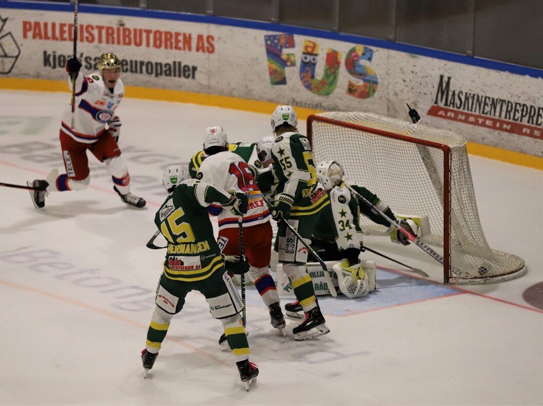 Thomas Olsen (med gullhjelm) markerer helt korrekt for VIF-scoring mot slutten av andre periode. Foto: André Kjernsli Thomas Olsen (med gullhjelm) markerer helt korrekt for VIF-scoring mot slutten av andre periode. Foto: André Kjernsli