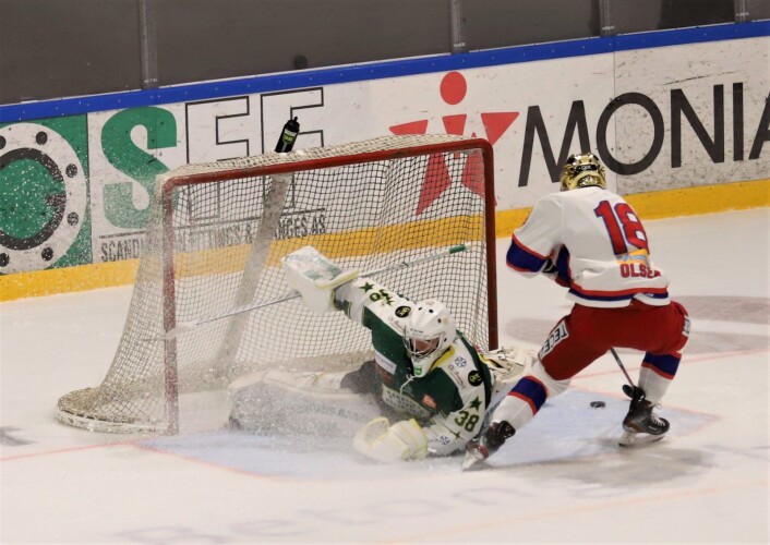Thomas Olsen sender Manglerudkeeperen til det ene hjørnet og setter pucken i det andre. Foto: André Kjernsli Thomas Olsen sender Manglerudkeeperen til det ene hjørnet og setter pucken i det andre. Foto: André Kjernsli